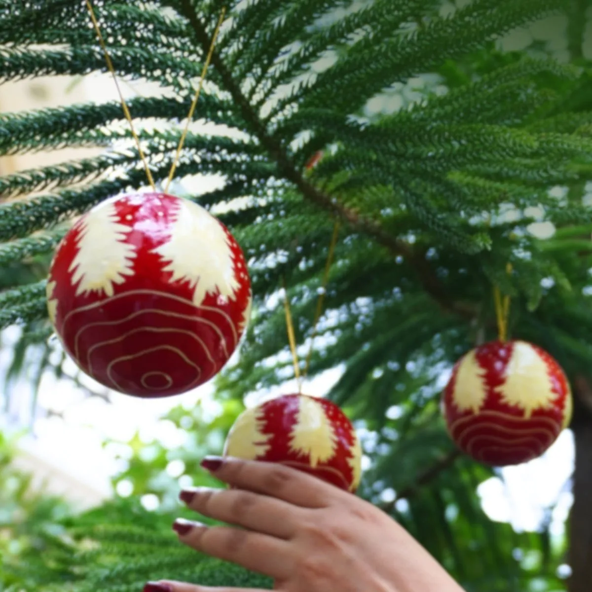 Hand Painted Papier Mache Christmas Vintage Bauble Red Christmas Tree: Set of 4