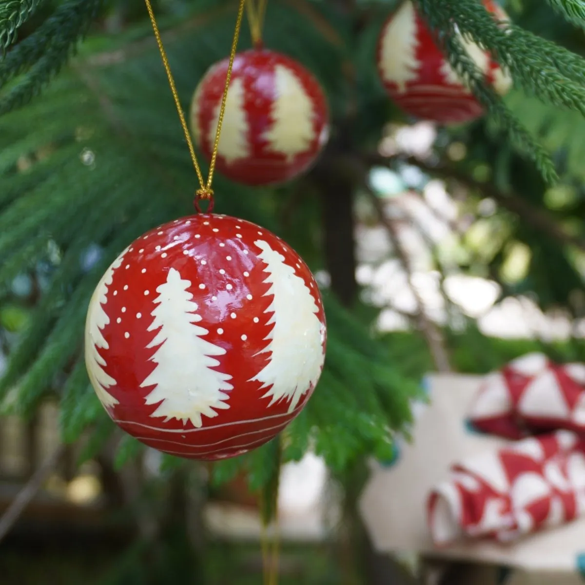 Hand Painted Papier Mache Christmas Vintage Bauble Red Christmas Tree: Set of 4