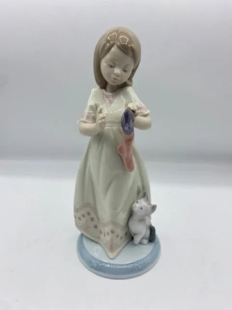 Lladro A Stocking For Kitty Figurine